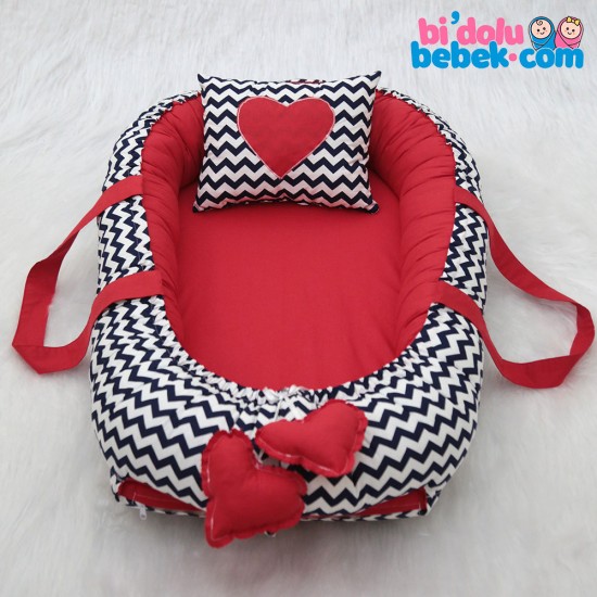 Marineblaues, zickzackgemustertes rotes Babynest - Mummy Lap