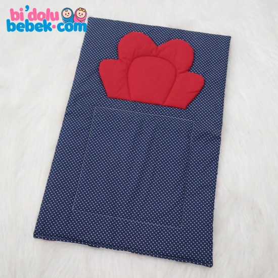 Marineblaue Wickelauflage mit Tupfenmotiv