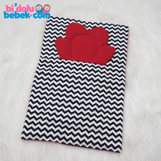 Marineblaue Wickelauflage mit Zickzack-Muster Marineblaue Wickelauflage mit Zickzack-Muster