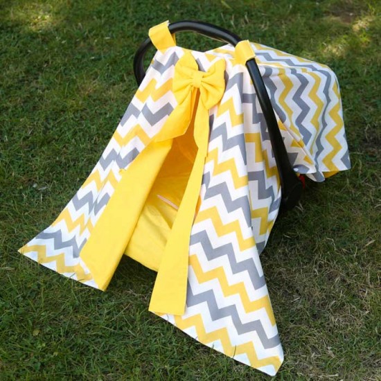Gelb-grauer Kinderwagenbezug mit Zickzack-Muster